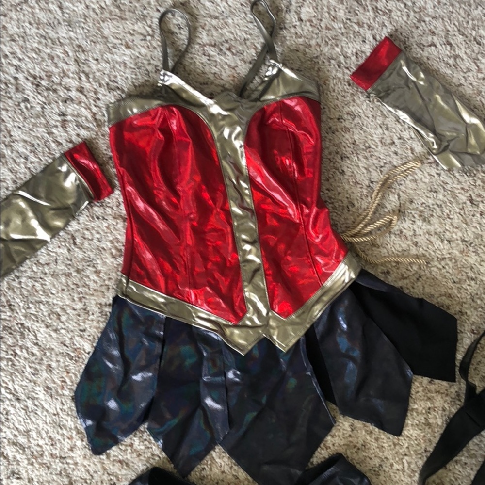 Wonder Woman Halloween outfit - Picture 3 of 8
